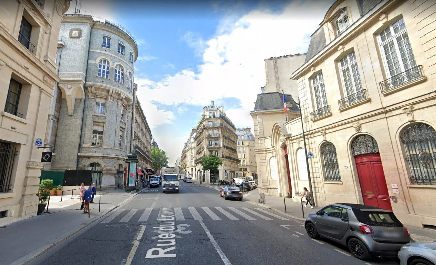Large Corner Boutique on Rue du Louvre, Paris — 2