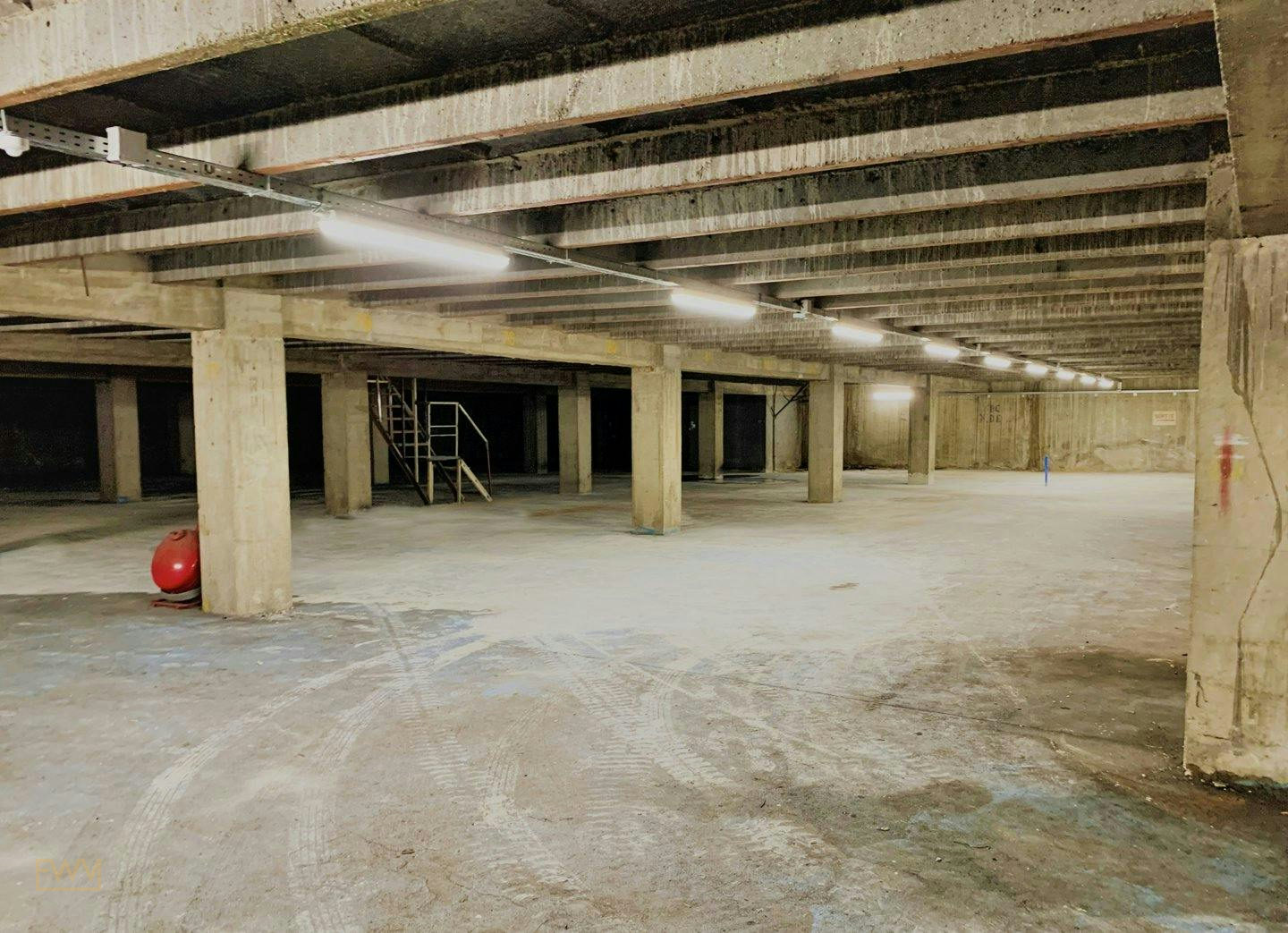 Large Event Garage in the 19th Arrondissement of Paris, 2500 sqm, art exhibition, pop-up rental, second interior view