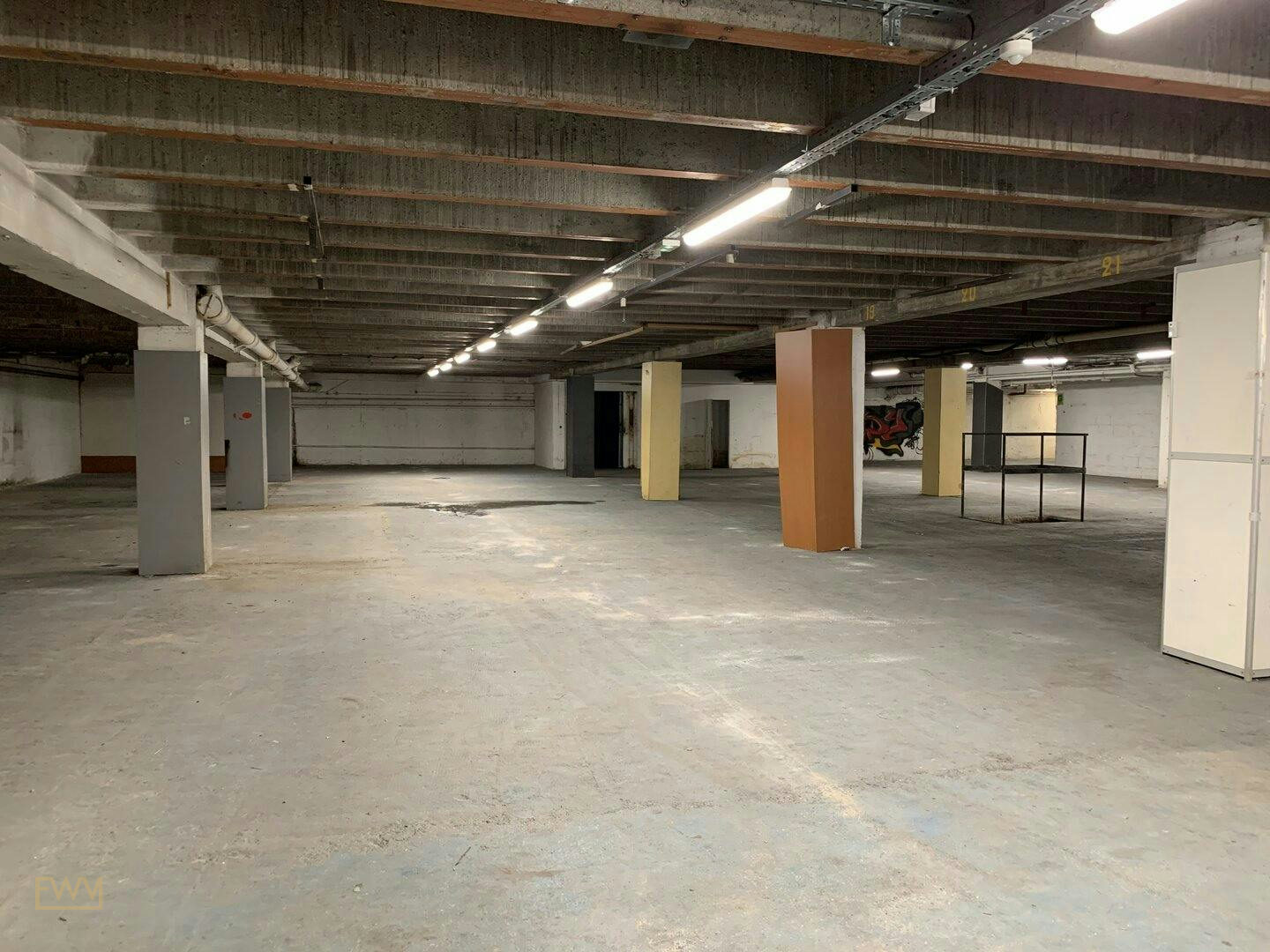 Large Event Garage in the 19th Arrondissement of Paris, 2500 sqm, art exhibition, pop-up rental, third interior view