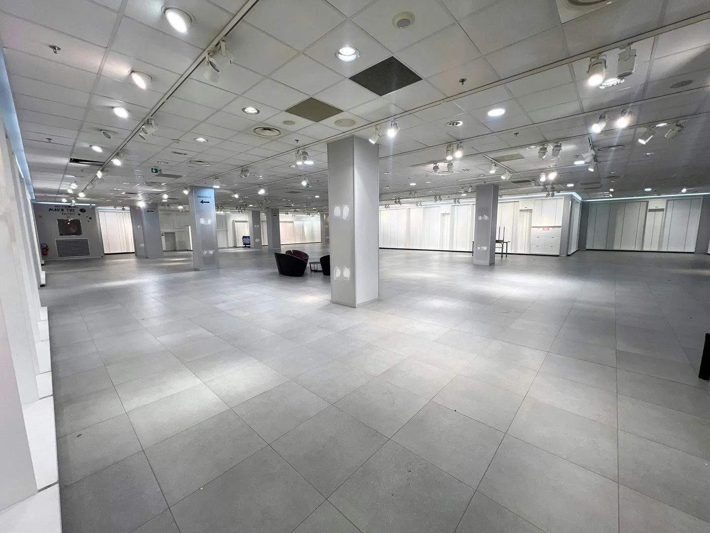 Large Flagship Boutique in Bercy 2 Shopping Center
