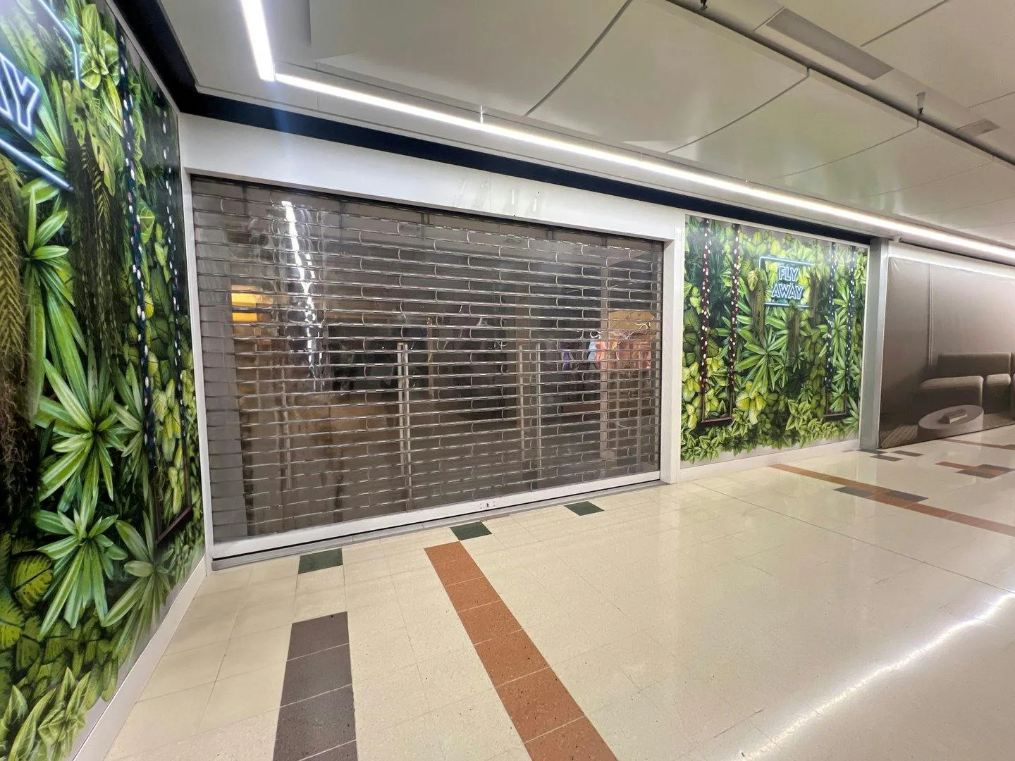 Large Flagship Boutique in Bercy 2 Shopping Center — 3