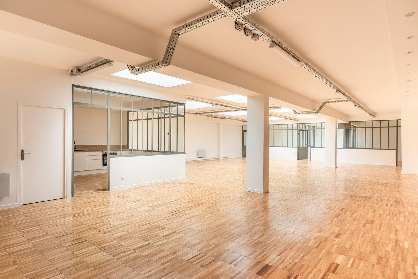 Large Modern Industrial Space in Paris 13th Arrondissement, 250 sqm, art exhibition, pop-up rental
