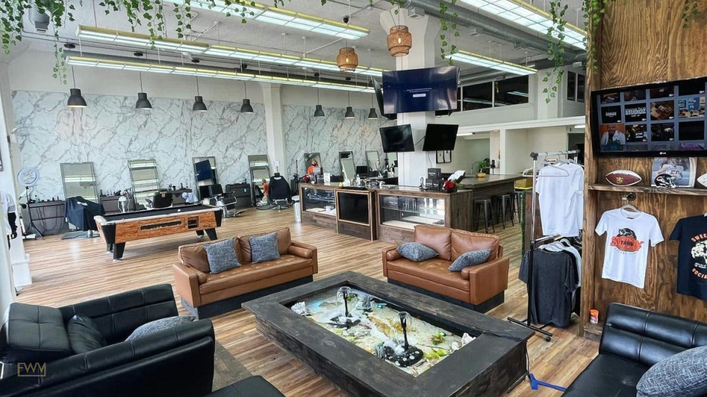 Large South Loop Barber Salon and Event Studio in Chicago, 279 sqm, workshop, pop-up rental
