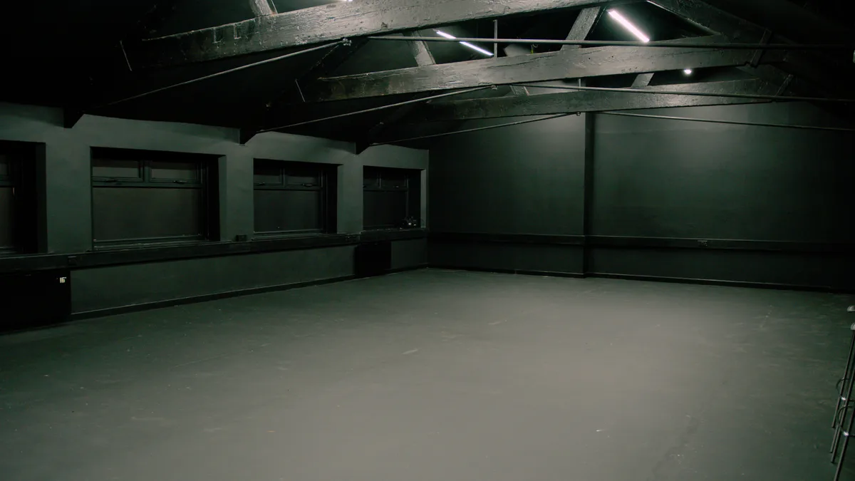 Light-Proof Studio Space for Dry Hire, 87 sqm, photo shoot, pop-up rental in West Midlands