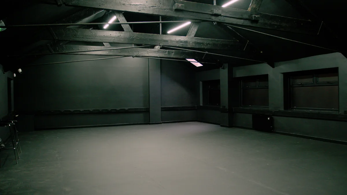 Light-Proof Studio Space for Dry Hire, 87 sqm, photo shoot, pop-up rental in West Midlands, second interior view