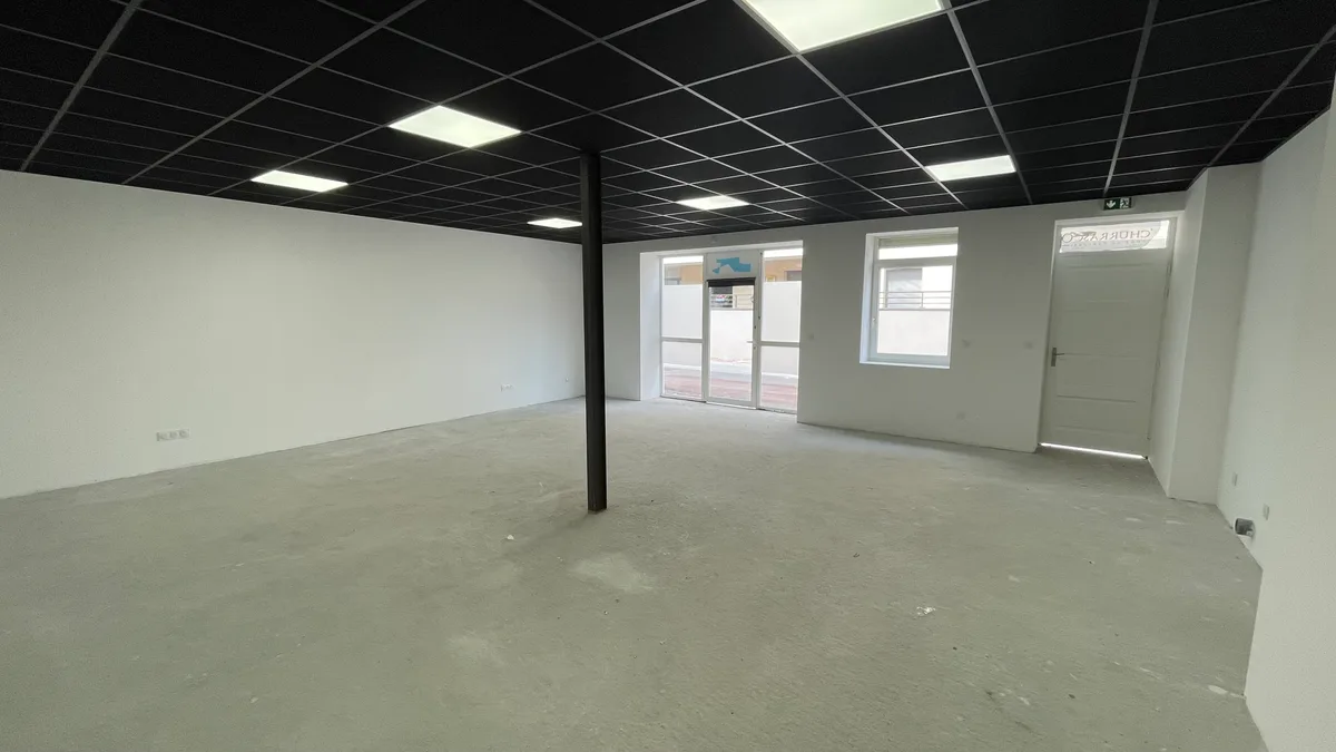 Local Commercial Entièrement Rénové de 62 m², pop up store in Montrond-les-Bains