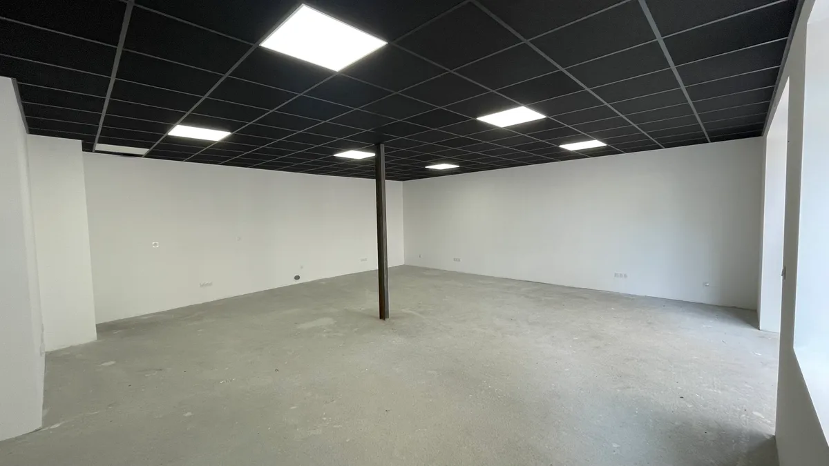 Local Commercial Entièrement Rénové de 62 m², pop up store in Montrond-les-Bains, interior view