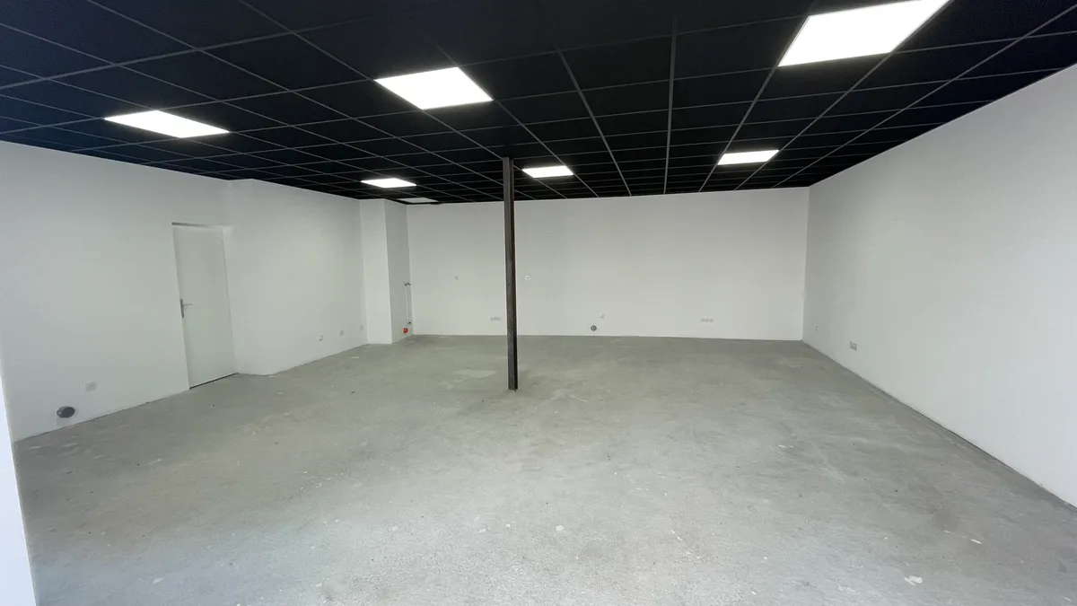 Local Commercial Entièrement Rénové de 62 m², pop up store in Montrond-les-Bains, second interior view