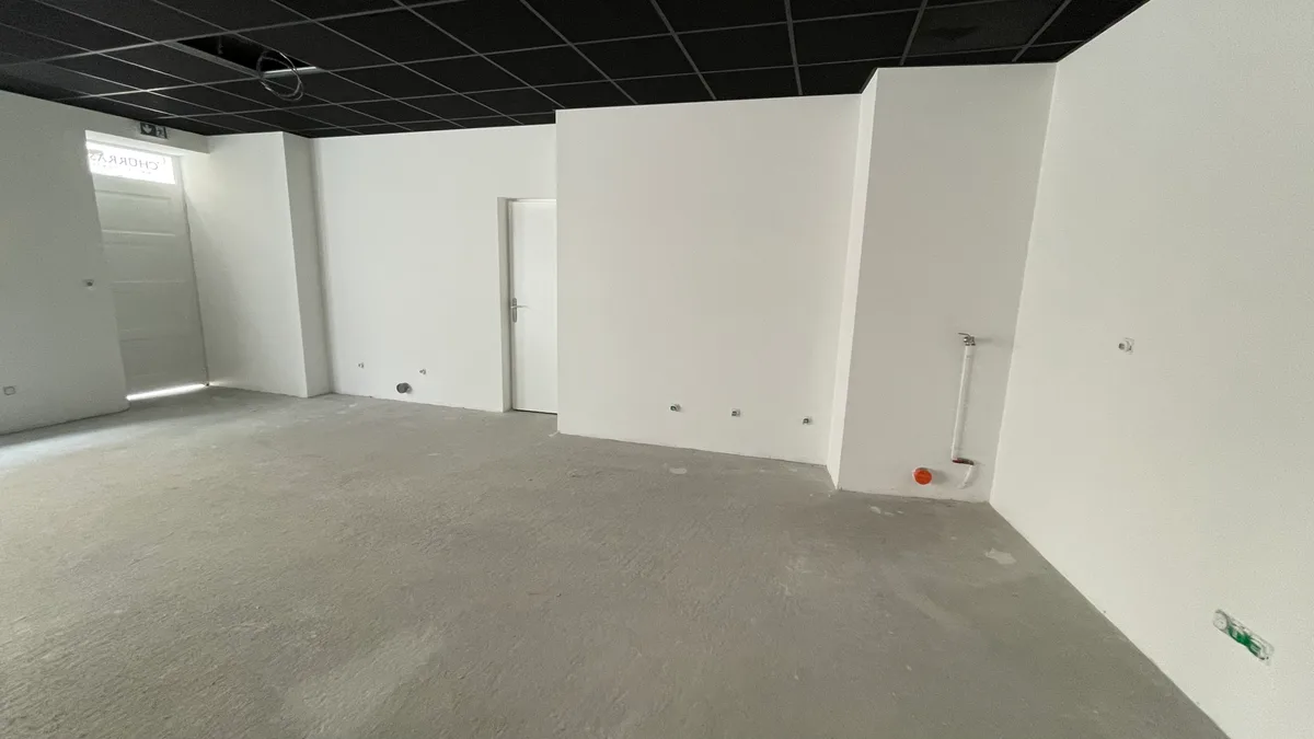 Local Commercial Entièrement Rénové de 62 m², pop up store in Montrond-les-Bains, third interior view