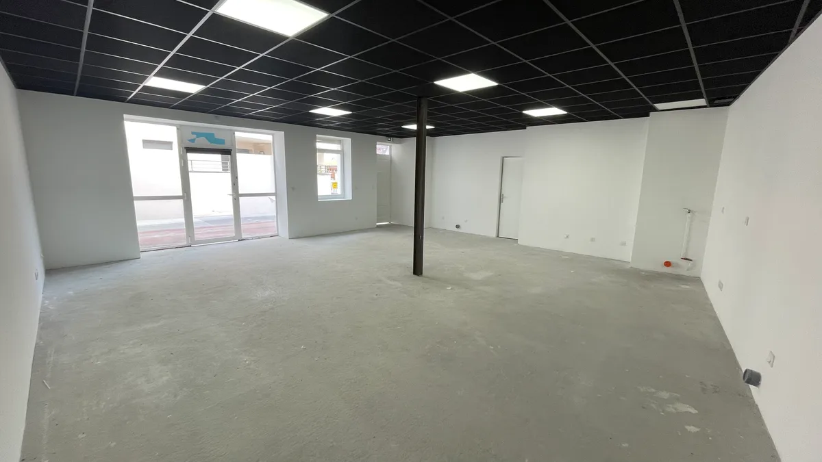 Local Commercial Entièrement Rénové de 62 m², pop up store in Montrond-les-Bains, additional interior view