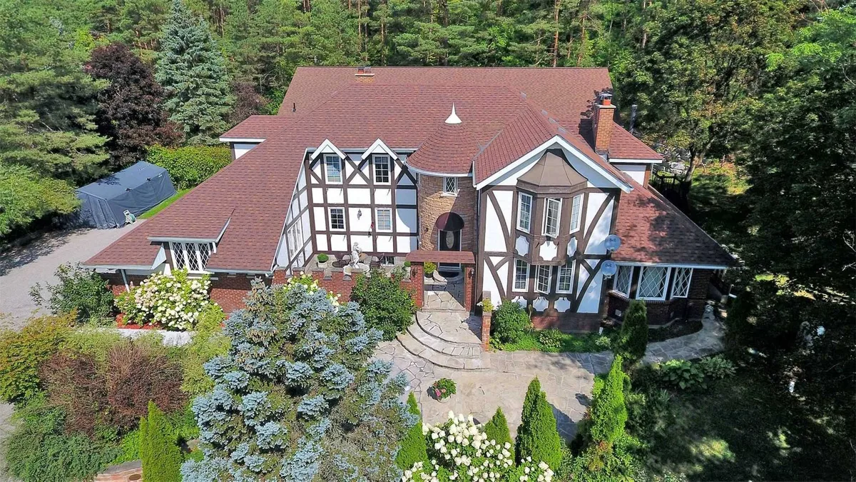 Luxurious 11-Bedroom Villa with Heated Pool and Jacuzzi, 465 sqm, private event, pop-up rental in Whitchurch-Stouffville