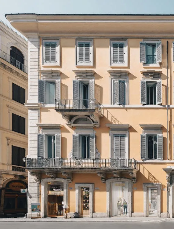 Luxury Retail and Showroom Space on Via del Corso, Rome — 3