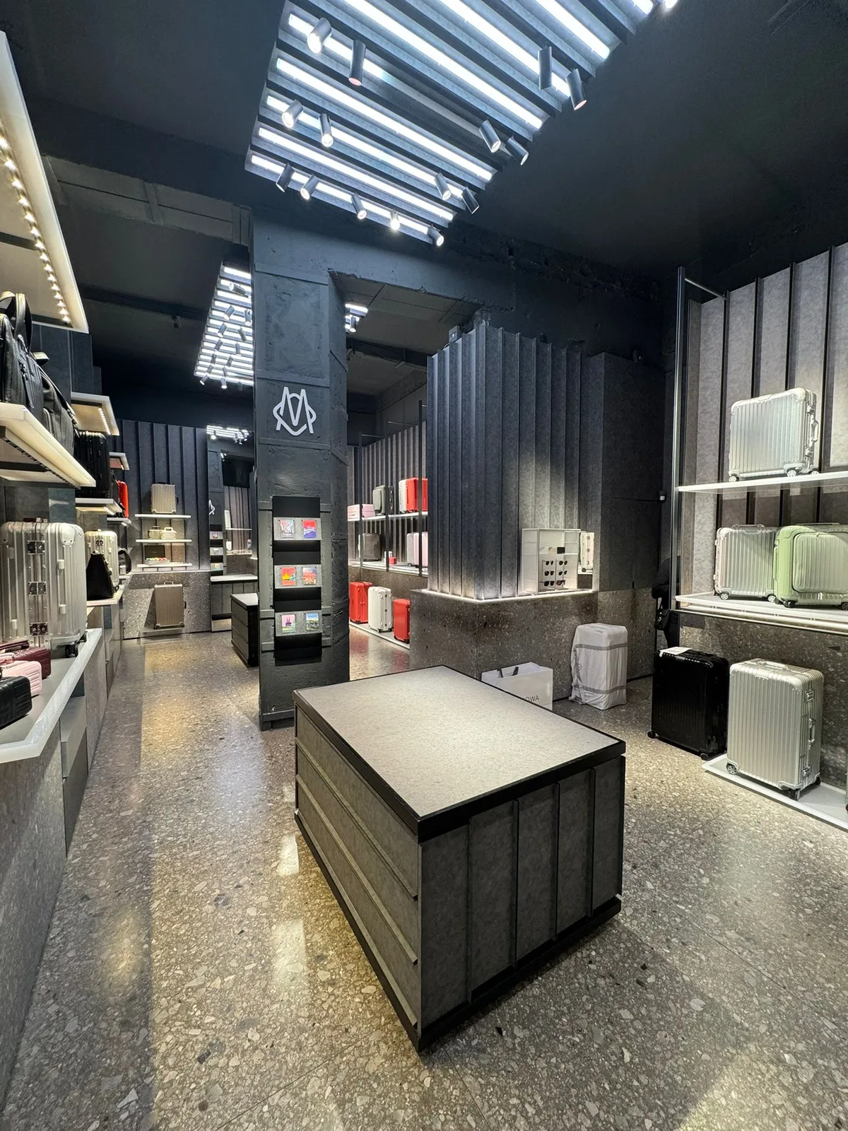 Luxury Retail Space on Via Sant’Andrea, 236 sqm, showroom presentation, pop-up rental in Milano, interior view