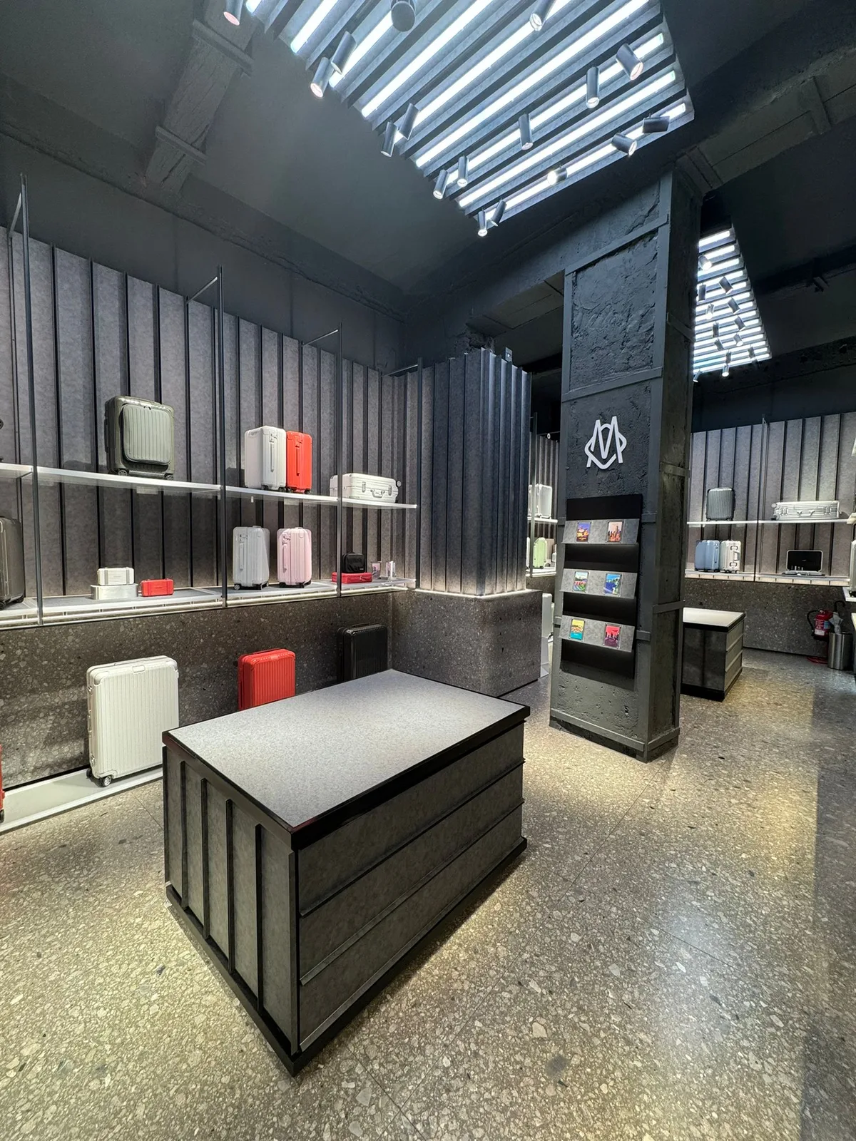Luxury Retail Space on Via Sant’Andrea, 236 sqm, showroom presentation, pop-up rental in Milano, second interior view