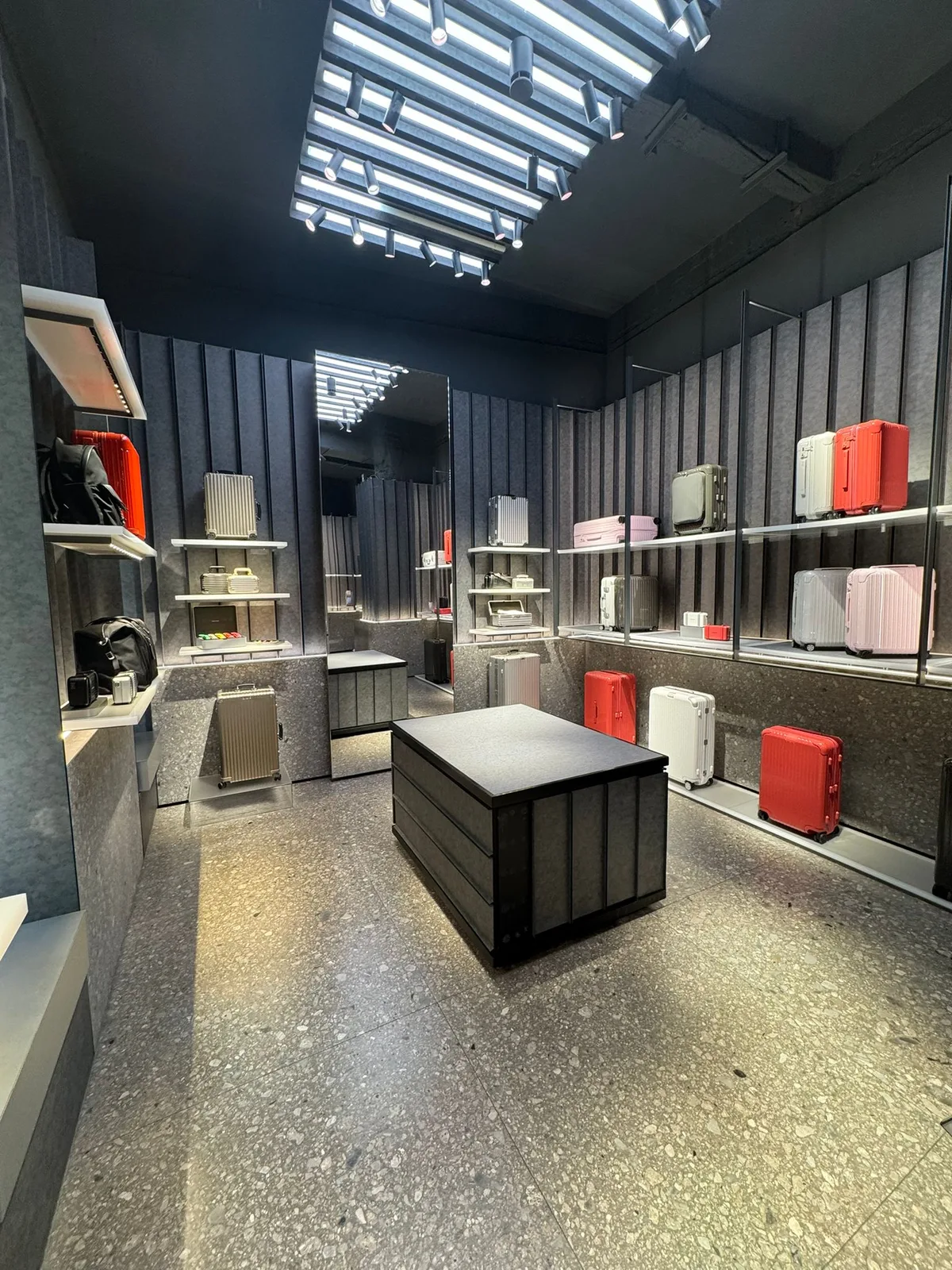 Luxury Retail Space on Via Sant’Andrea, 236 sqm, showroom presentation, pop-up rental in Milano, third interior view