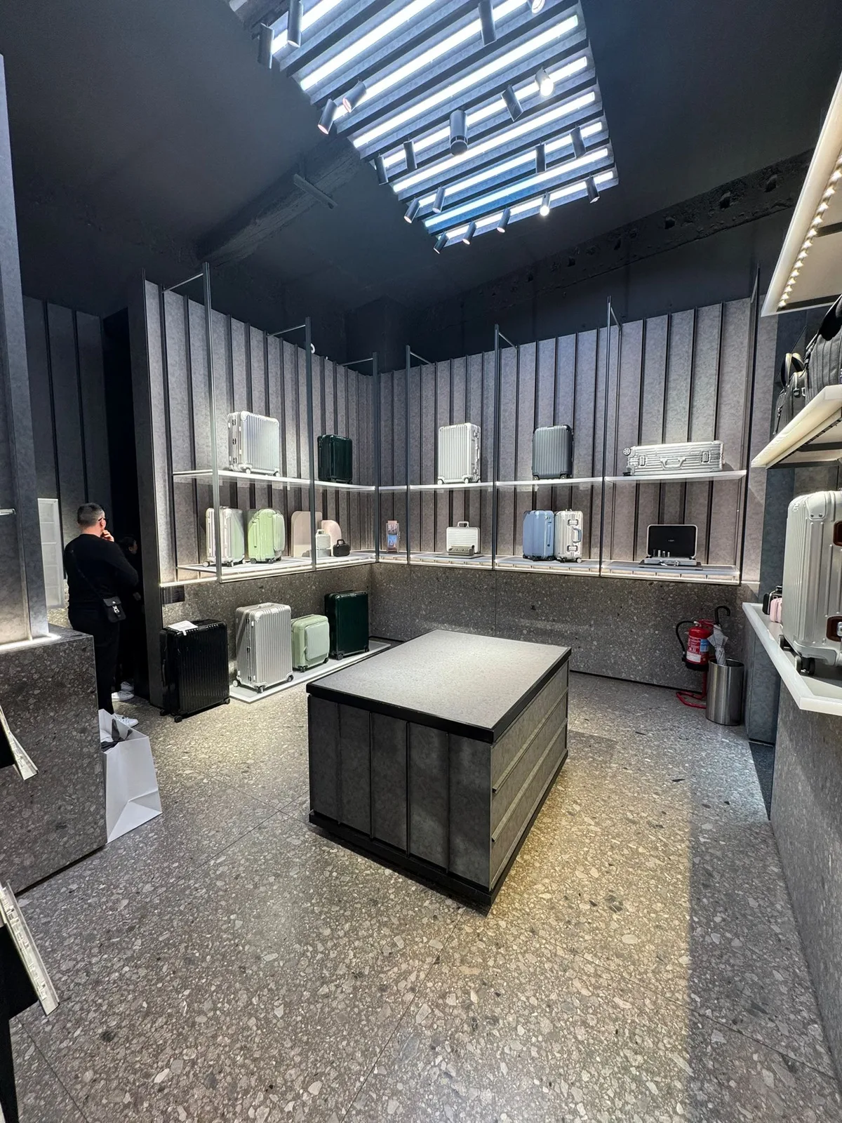 Luxury Retail Space on Via Sant’Andrea, 236 sqm, showroom presentation, pop-up rental in Milano, additional interior view