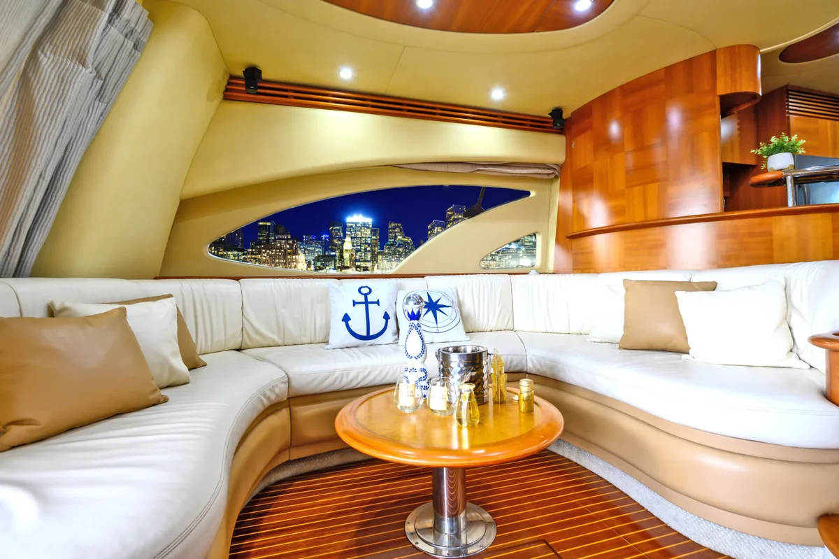 Luxury Yacht for Intimate Events in Miami, 47 sqm, private event, pop-up rental, interior view
