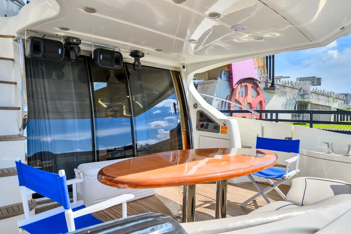 Luxury Yacht for Intimate Events in Miami, 47 sqm, private event, pop-up rental, additional interior view