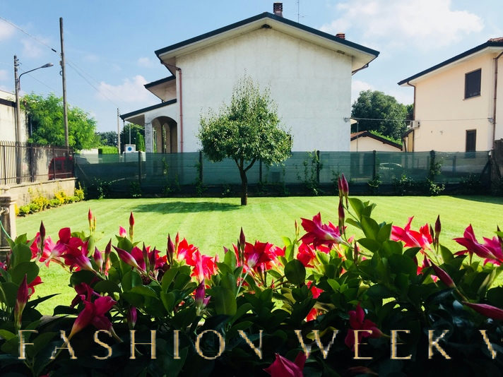 Meeting Room for 10 in a Private Villa with Garden, 20 sqm, pop-up rental in Castano Primo