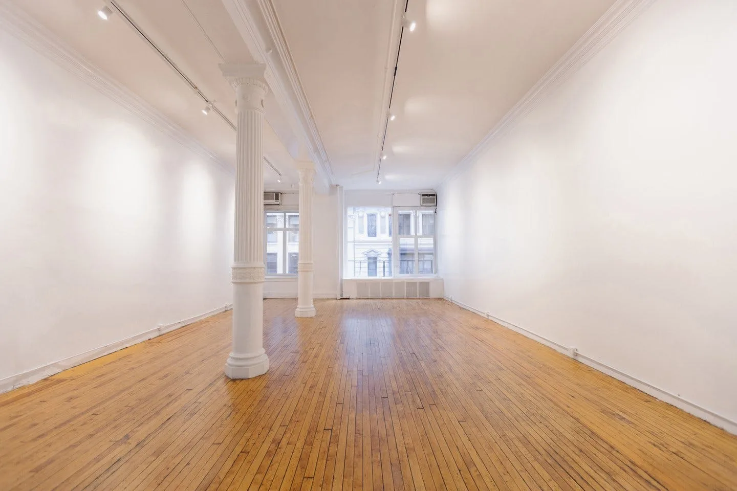 Midtown Manhattan Creative Loft with Roman Columns — 2