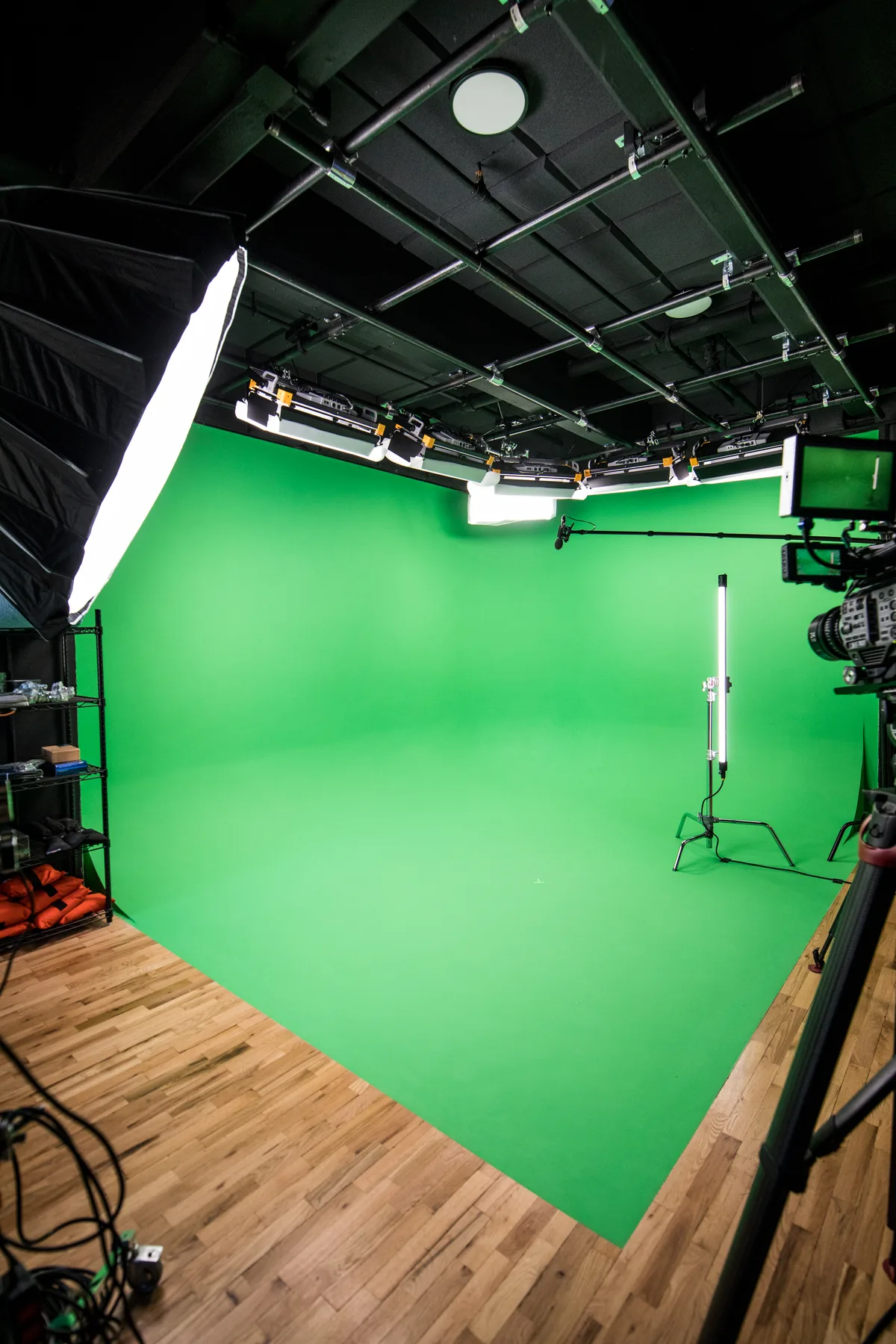 Midtown Manhattan Green Screen Studio with Production Package, 36 sqm, video production, pop-up rental in New York, second i…