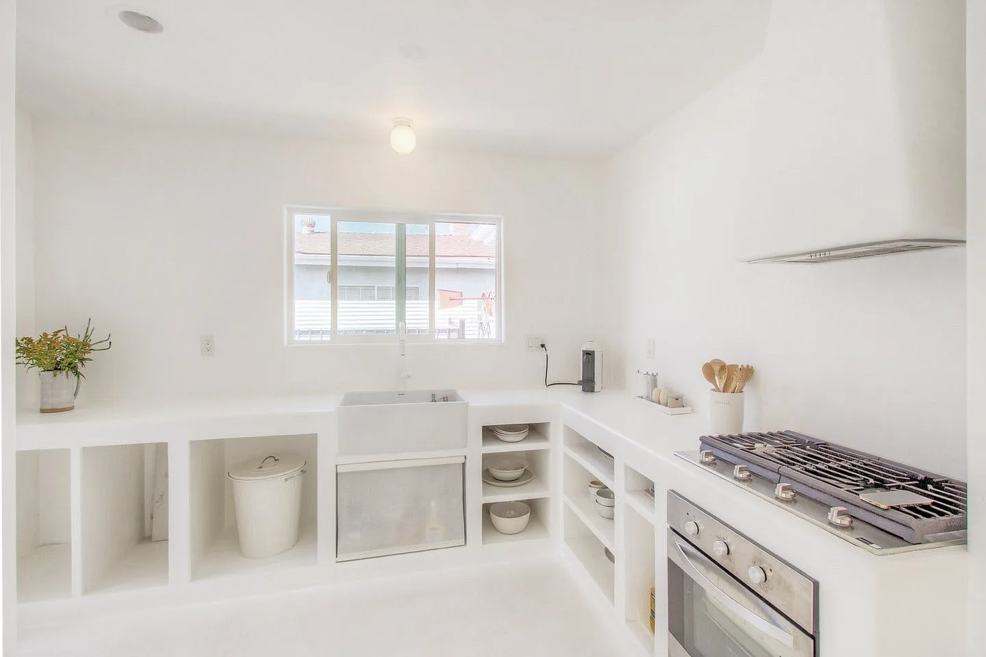 Minimalist Creative Space in Tarzana, Los Angeles — 3