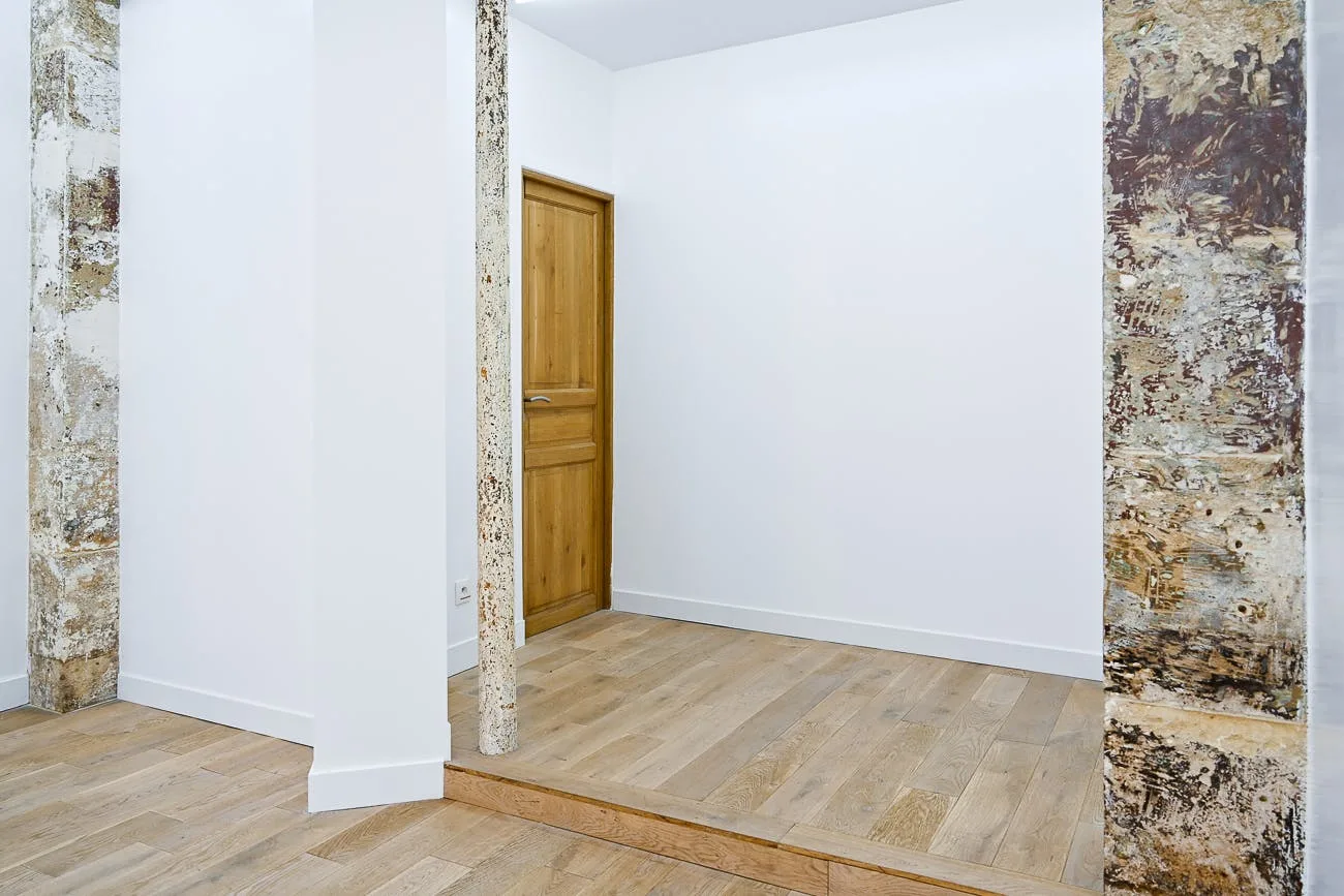 Minimalist Gallery and Retail Space in Paris 9th District — 3