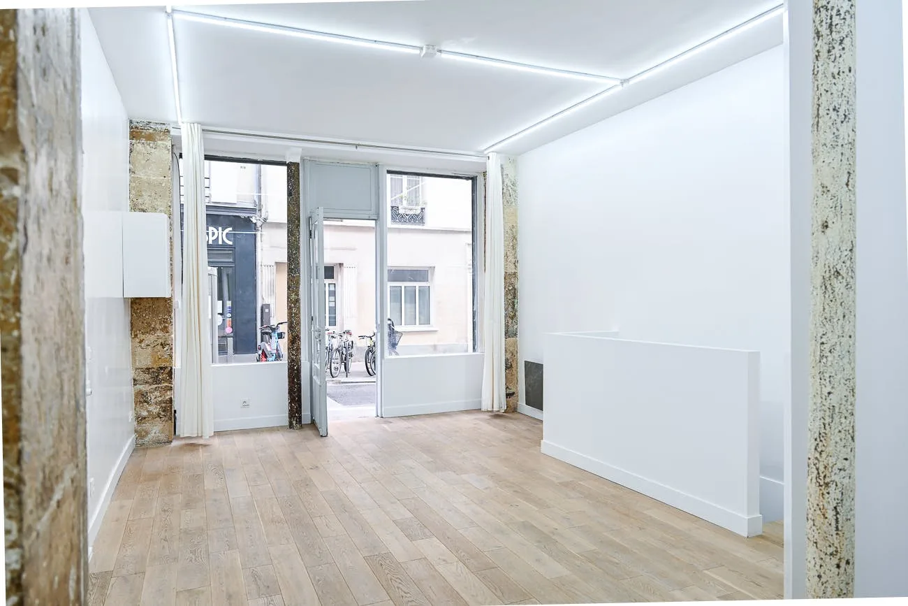 Minimalist Gallery and Retail Space in Paris 9th District — 5