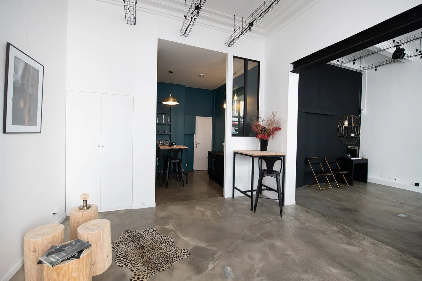 Minimalist Photo Studio on Rue Saint-Maur in Paris