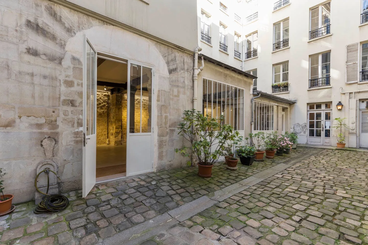 Modern 133 sqm Showroom in Haut Marais, Paris — 4