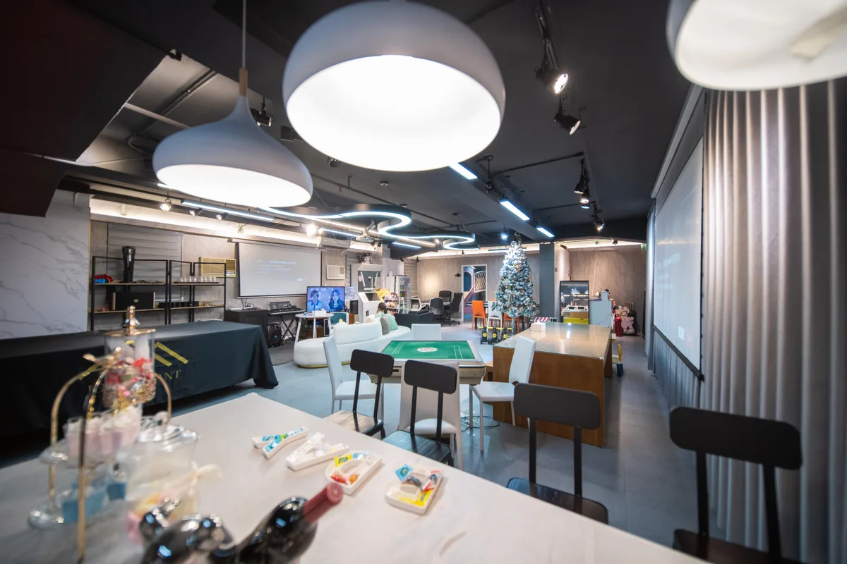 Modern 2,500 sq. ft. Family-Friendly Party Venue, 232 sqm, pop up store, interior view