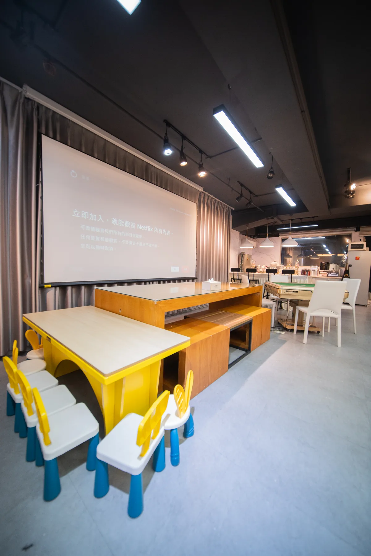 Modern 2,500 sq. ft. Family-Friendly Party Venue, 232 sqm, pop up store, second interior view