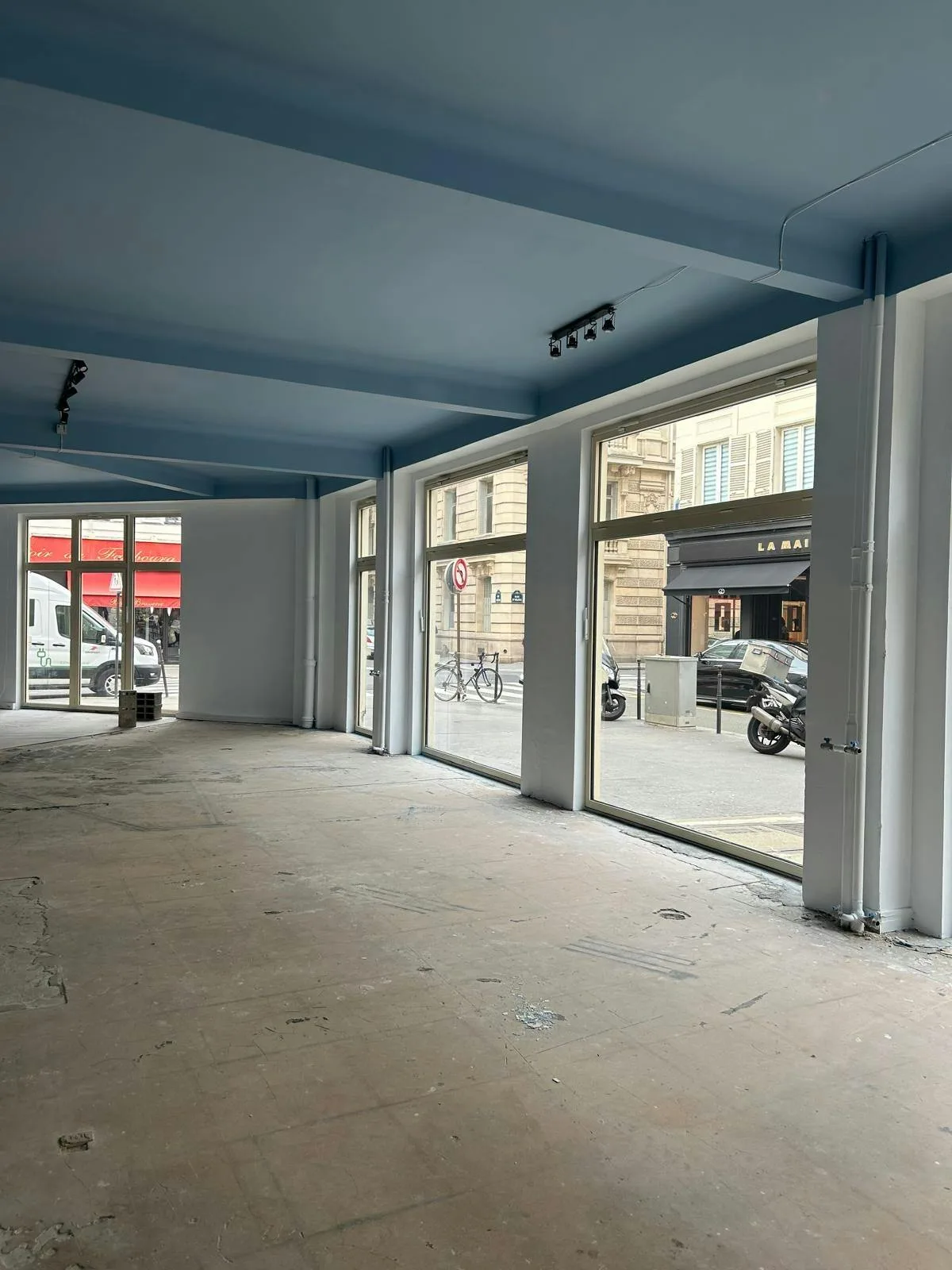 Modern 250 sqm Loft Showroom on Rue d'Anjou, Paris — 2