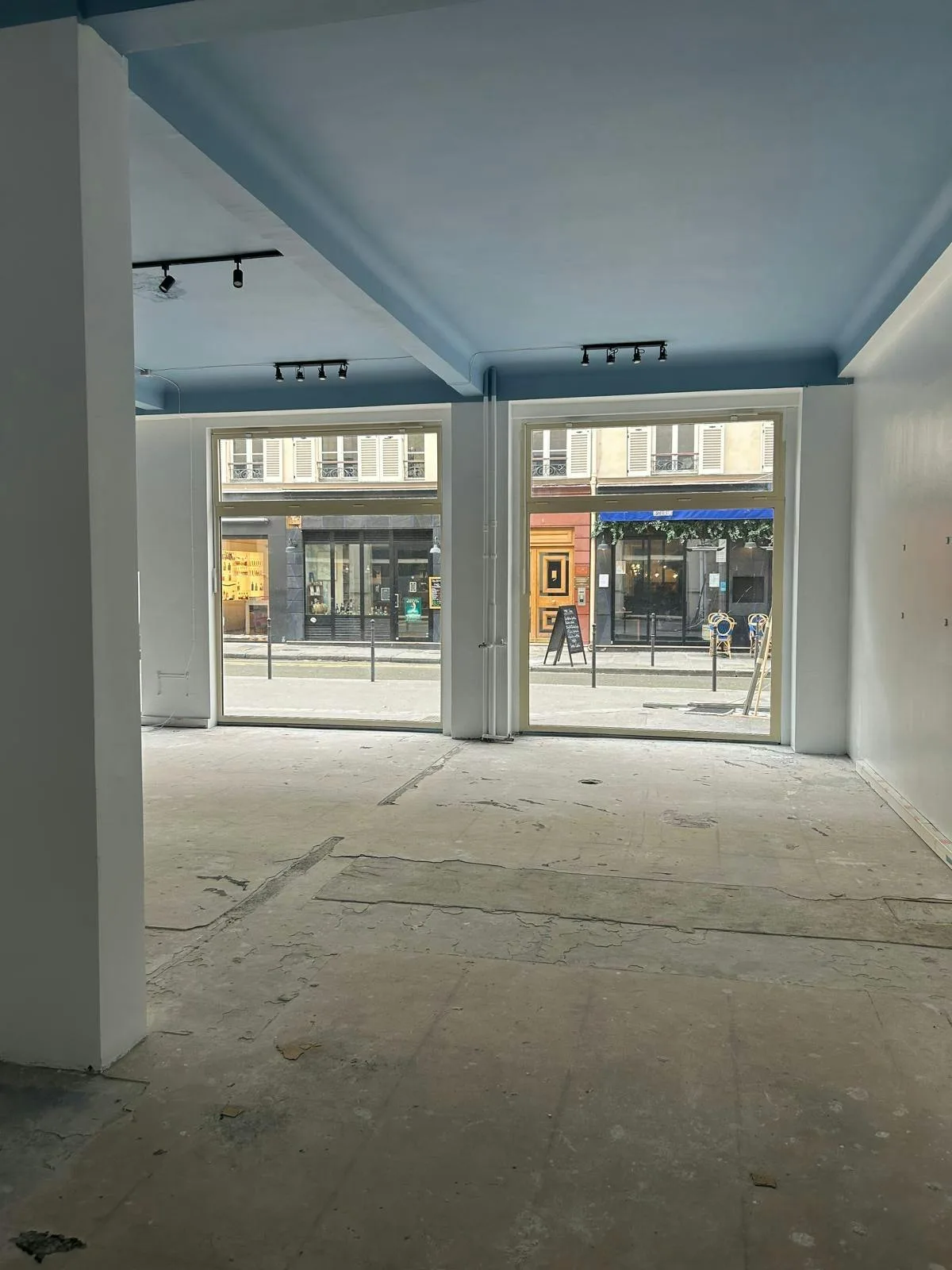 Modern 250 sqm Loft Showroom on Rue d'Anjou, Paris — 3