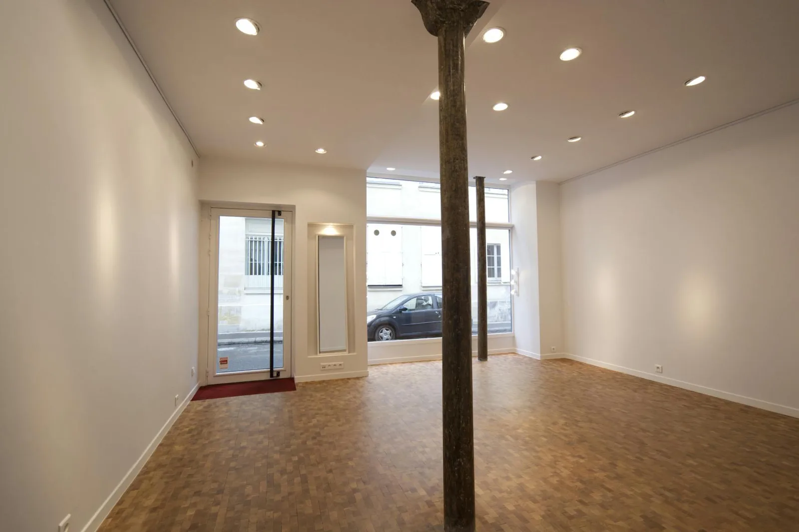 Modern 37 sqm Gallery and Showroom in Le Marais — 3