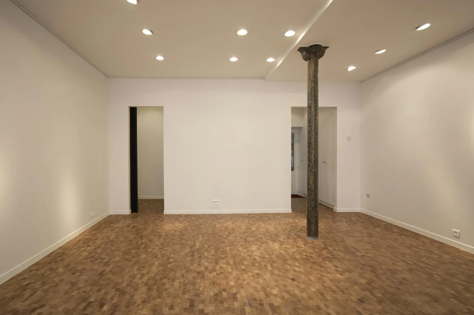 Modern 37 sqm Gallery and Showroom in Le Marais — 4