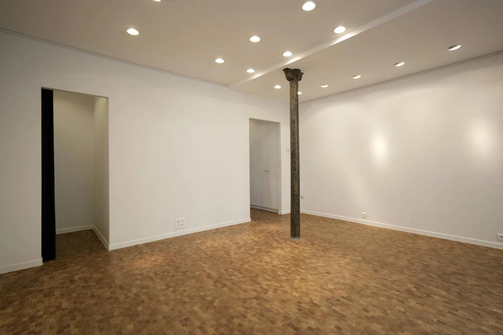 Modern 37 sqm Gallery and Showroom in Le Marais — 5
