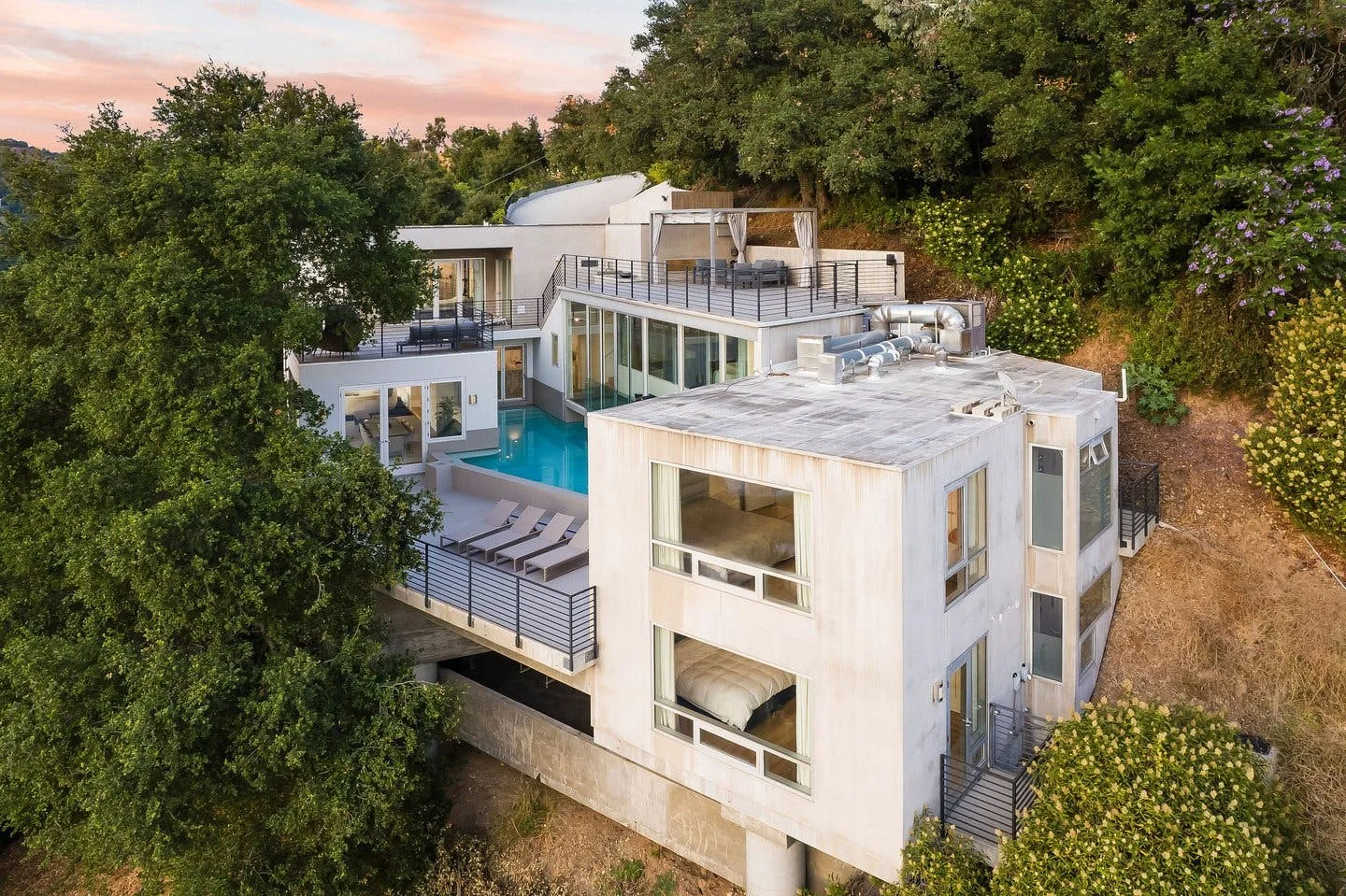 Modern 4-Bedroom Villa with Scenic Views in Beverly Hills — 2