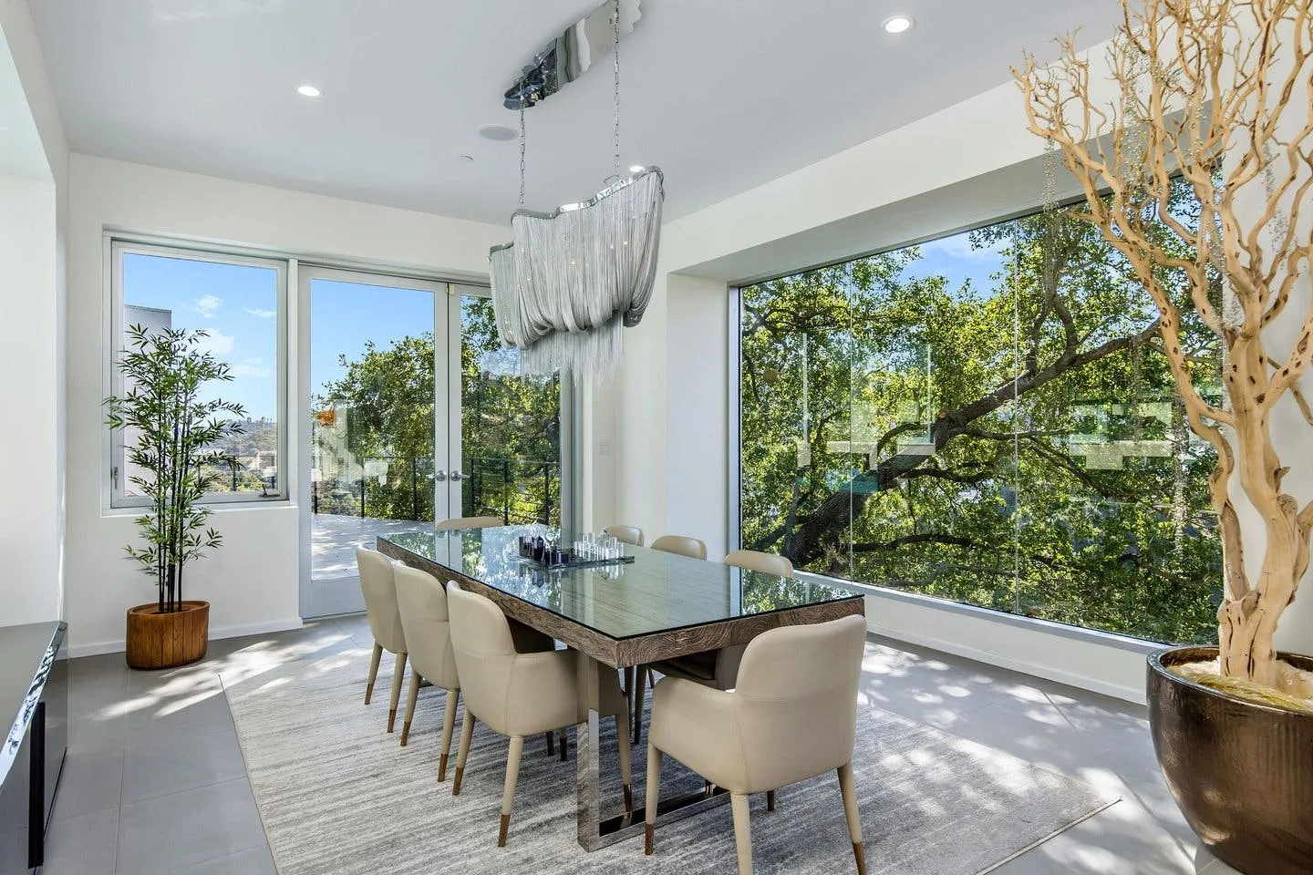 Modern 4-Bedroom Villa with Scenic Views in Beverly Hills — 3