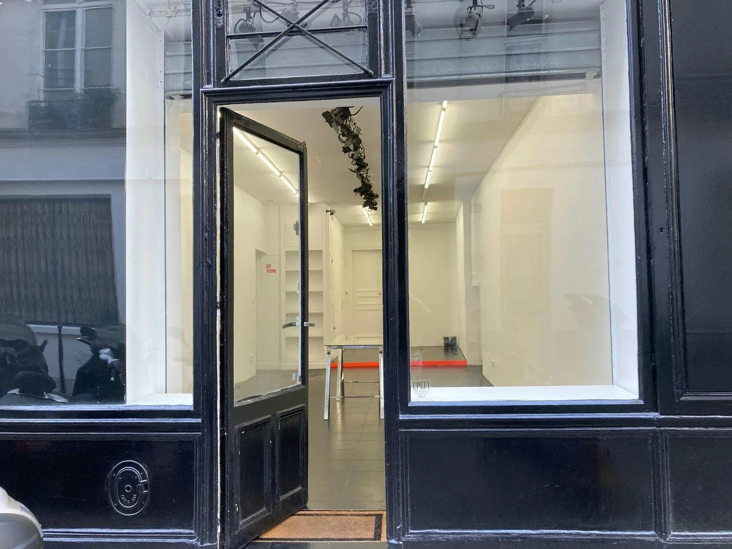 Modern 40 sqm Boutique in Le Marais, Paris