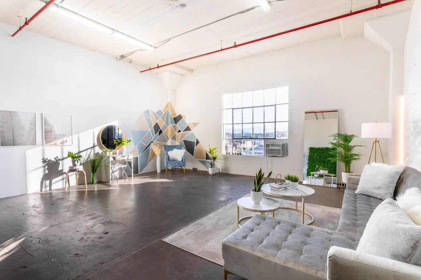 Modern 750 sq ft Studio in Downtown Los Angeles Arts District — 2