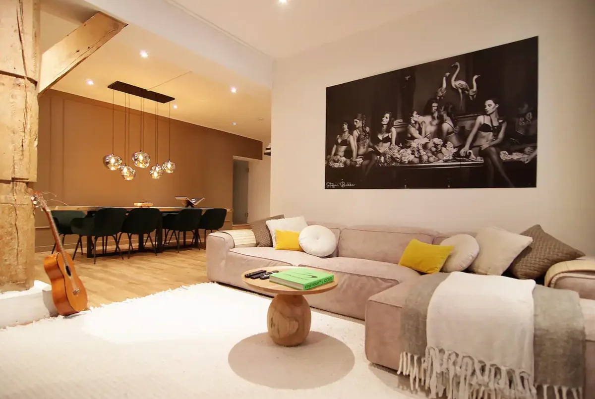 Modern Apartment with Canal View in Historic Building, 100 sqm, showroom presentation, pop-up rental in Amsterdam