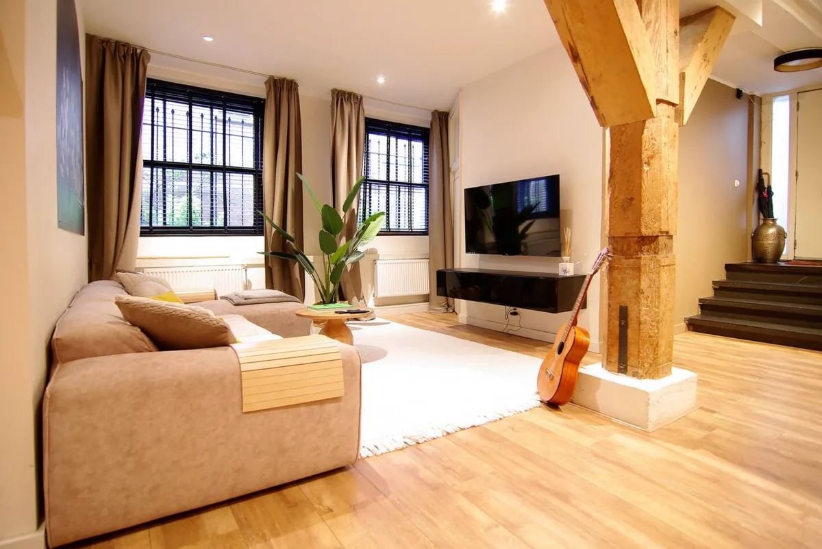 Modern Apartment with Canal View in Historic Building, 100 sqm, showroom presentation, pop-up rental in Amsterdam, second in…