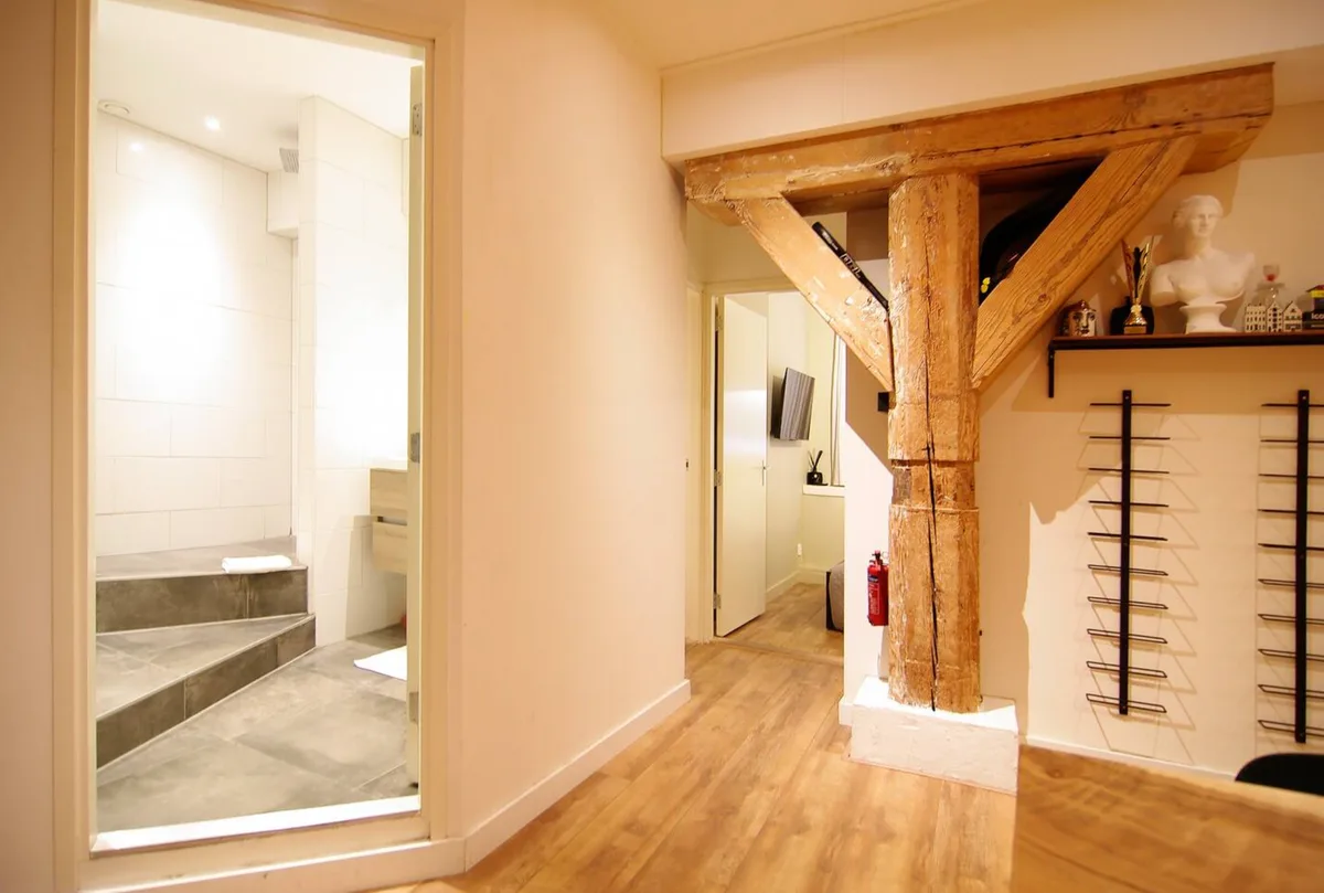 Modern Apartment with Canal View in Historic Building, 100 sqm, showroom presentation, pop-up rental in Amsterdam, additiona…