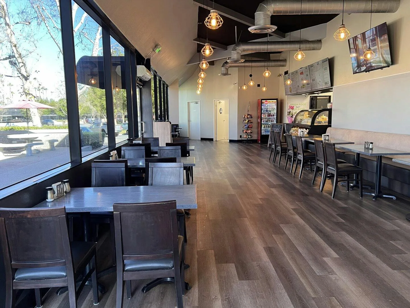 Modern Cafe and Restaurant Space in Warner Center — 3
