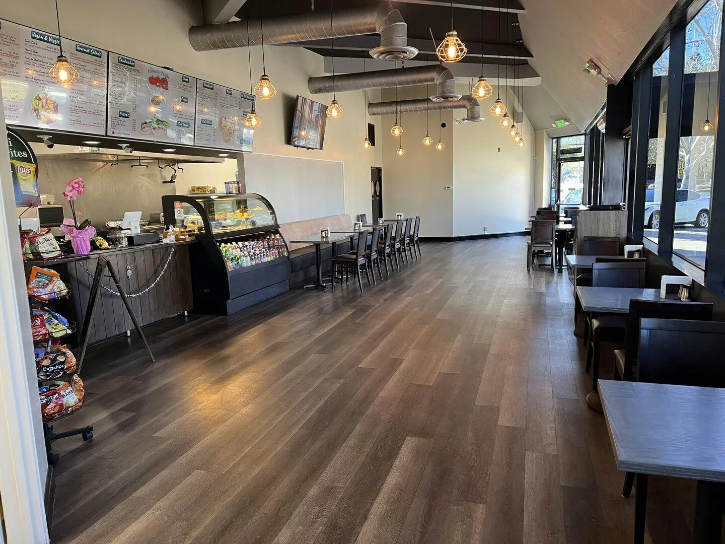 Modern Cafe and Restaurant Space in Warner Center — 4