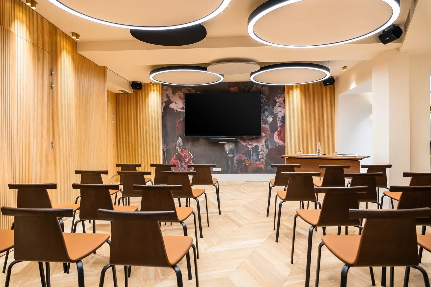 Modern Commercial Space at 7 Rue de l'Échelle, Paris — 5