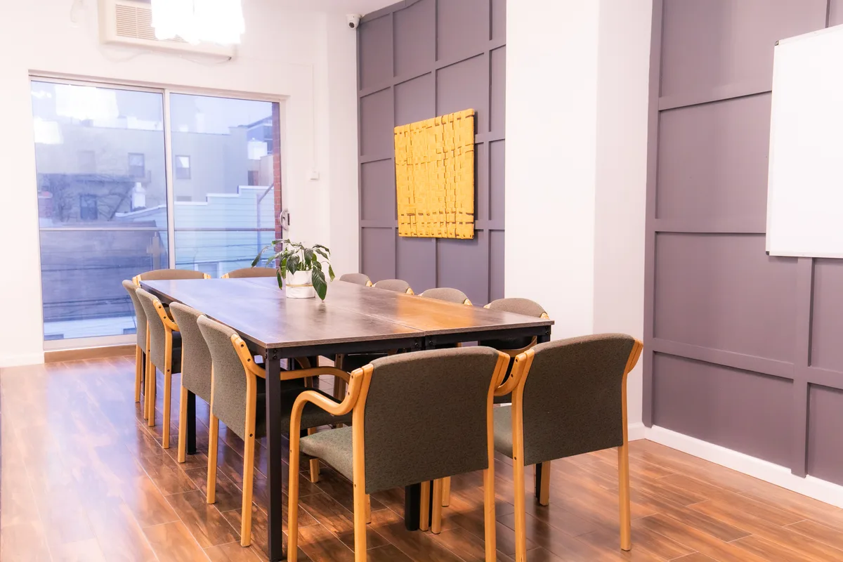 Modern Conference Room with Incredible Views, 33 sqm, corporate event, pop-up rental in Queens