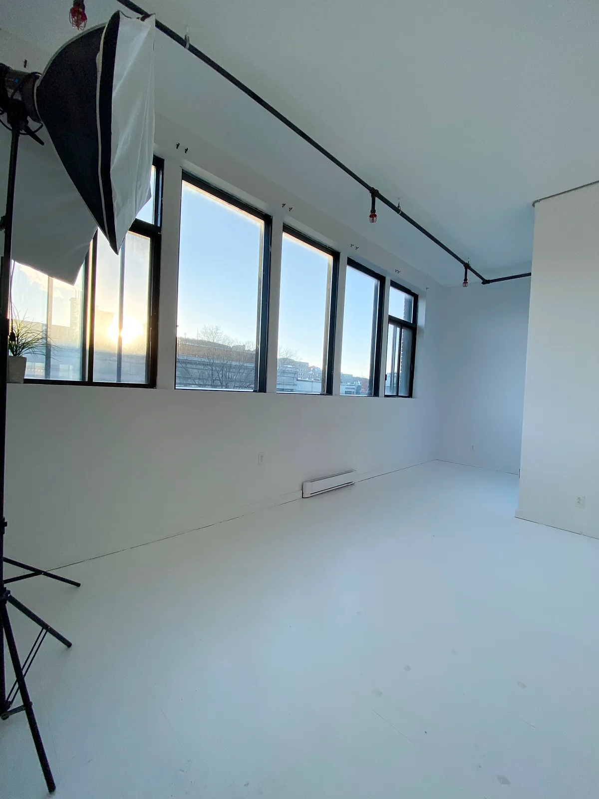 Modern Creative Studio on Boulevard Saint-Laurent, 139 sqm, photo shoot, pop-up rental in Montréal