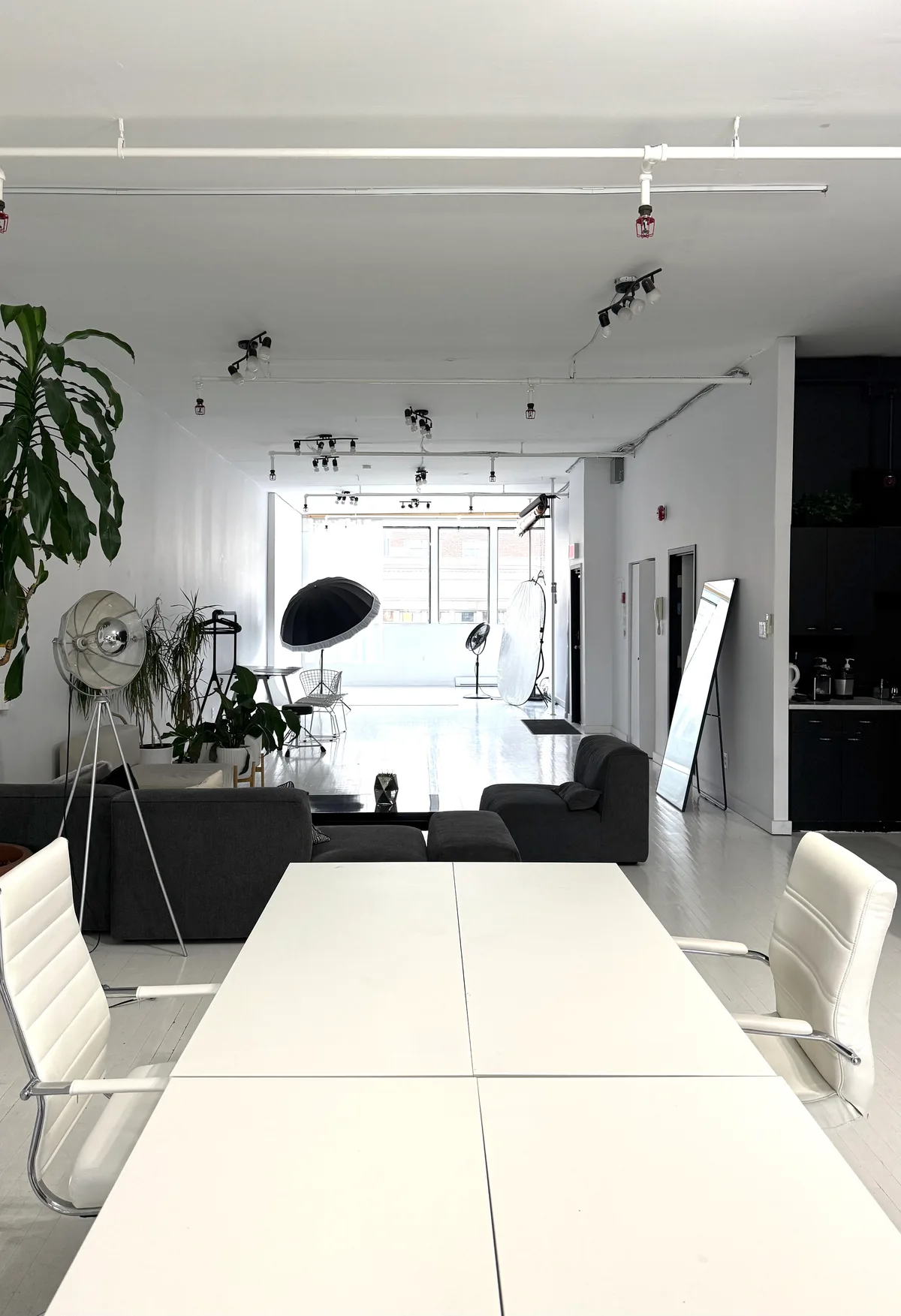 Modern Creative Studio on Boulevard Saint-Laurent, 139 sqm, photo shoot, pop-up rental in Montréal, interior view